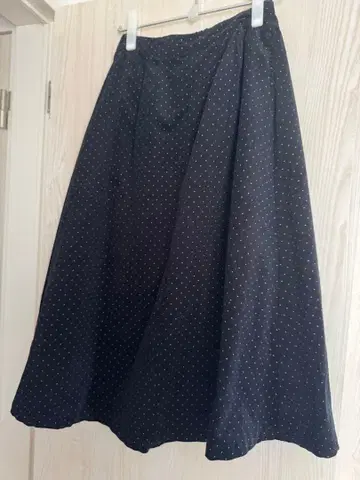 earth 도트 무늬 코듀로이 플레어 스커트 무릎 기장