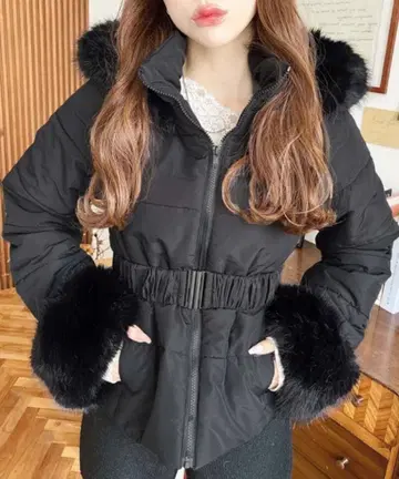 moment+ 벨트 포함 후드 퍼 다운 자켓 블랙 / M