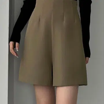 Louere 루 하이웨스트 숏 팬츠 다크 베이지