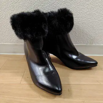 퍼 달린 블랙 스틸레토 부츠