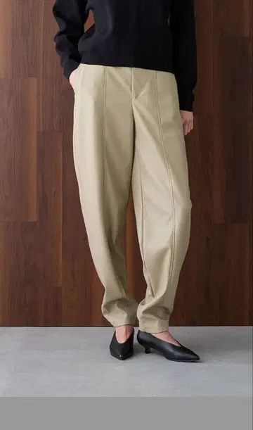 미사용 택 없음 N.O.R.C 완판템 인조 가죽 배럴 팬츠 라이트 베이지