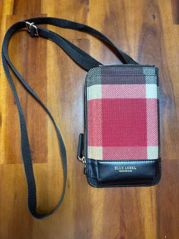 BLUE LABEL 체크 무늬 스마트폰 숄더백