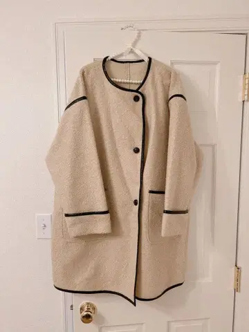 베이지 플리스풍 롱 코트