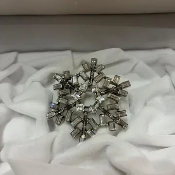 플러스 반돔 브로치 눈꽃송이