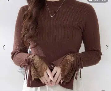 NICE CLAUP 소매 레이스 리본 니트탑 브라운