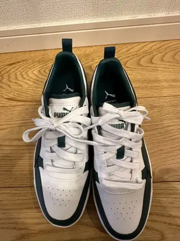 PUMA 화이트/다크 그린 스니커즈