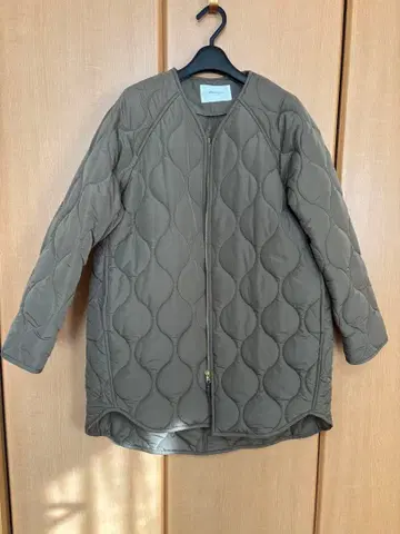 OPAQUE CLIP의 퀼팅 자켓입니다