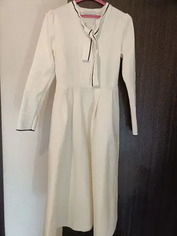 셀포드 화이트 리본 포함 A라인 드레스