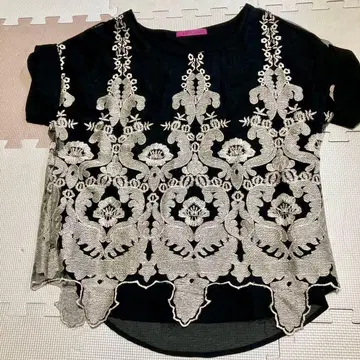 새상품급 자수 장식 레이스 디자인 블랙 반팔 상의 LL