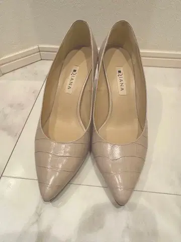 DIANA 악어 엠보싱 하이힐 베이지