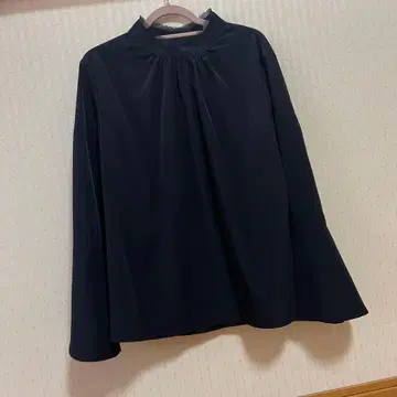 vivapresto 프릴 넥 네이비 긴팔 상의