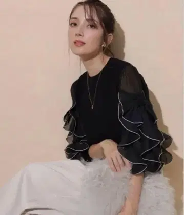 새상품급 Apuweiser-riche 프릴 소매 도킹 니트 블랙 2