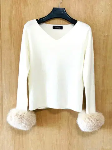 [ 연말 세일 ] 저스길리티 V넥 니트 퍼 소매 ( 새상품 ) 사이즈 M