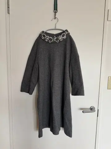 LE CIEL BLEU 그레이 비쥬 장식 옷깃 긴팔 원피스