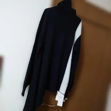 Grace Class 바이컬러 터틀넥 스웨터