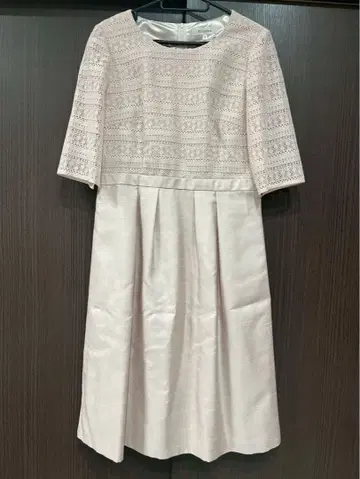 라이트 핑크 무릎 기장 원피스와 자켓 세트