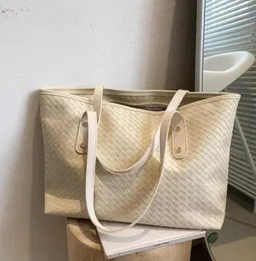 아이보리 뜨개질 디자인 숄더백