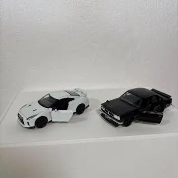 Nissan GT-R과 블랙 GT-R 세트