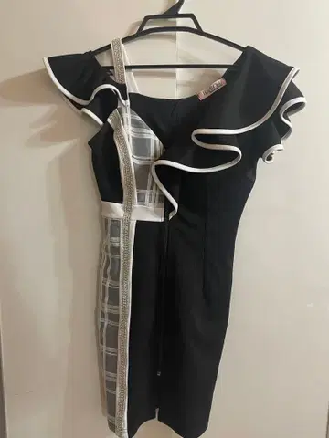 프릴 디자인 타이트 핏 드레스