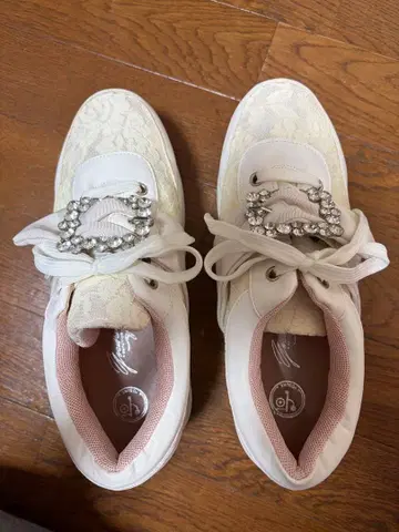 통굽 레이스 장식 스니커즈 화이트