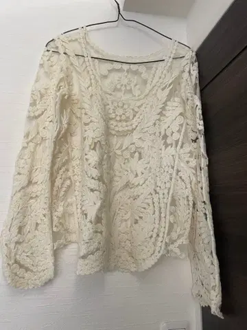 아이보리 꽃무늬 자수 레이스 상의