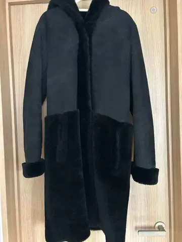 후드 부착 블랙 리얼 무스탕 코트