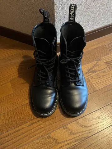 블랙 레이스업 부츠