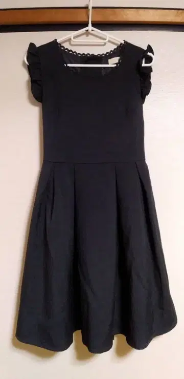 An MILL 블랙 뒷 리본 프릴 원피스