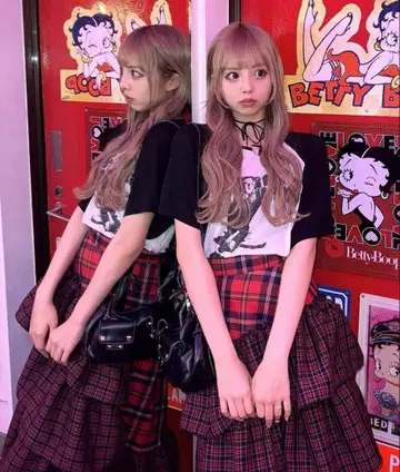 쥬에티 아이사 착용 블랙과 빨간색 체크 무늬 플레어 스커트