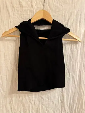 PERVERZE 후드 부착 슬리브리스 블랙