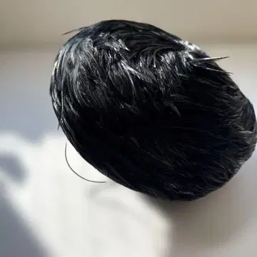 깃털 소재 블랙 라운드형 모자 트위스트 디자인