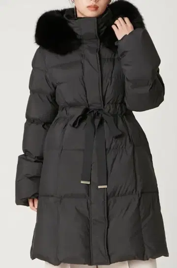 퍼 달린 블랙 다운 자켓