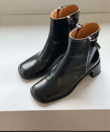 블랙 가죽 중간 힐 부츠