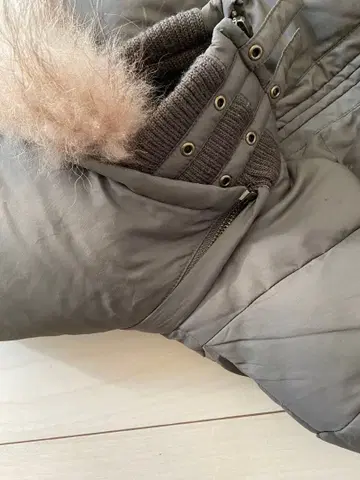 그레이 후드 부착 다운 자켓