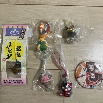 온천 만주 외 스트랩과 Poppin' Party 캔 배지 6개 세트