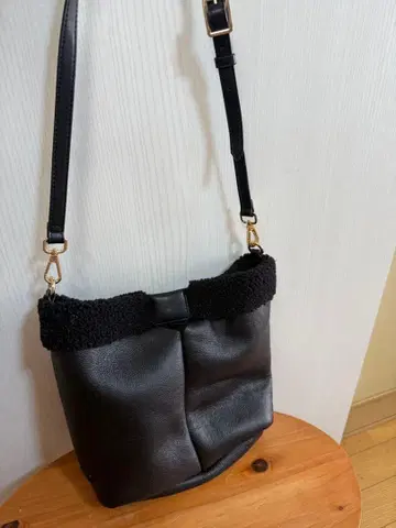 보아 달린 블랙 가죽 숄더백