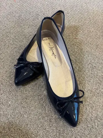 긴자 카네마츠 네이비 에나멜 스틸레토 플랫슈즈 25cm