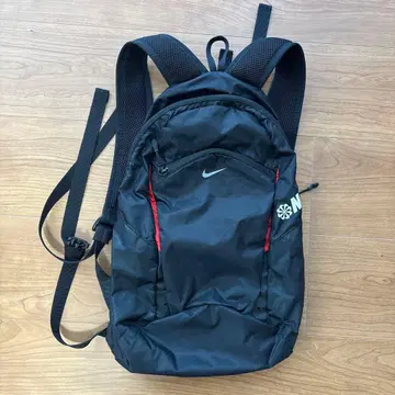 나이키 블랙 백팩 경량 프론트 포켓 부착