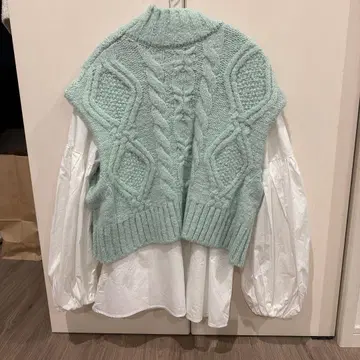 미라 오웬 니트와 블라우스