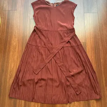 그린 레이블 릴랙싱 크림슨 컬러 슬리브리스 원피스