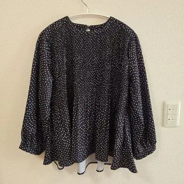 네이비 도트 무늬 긴팔 블라우스