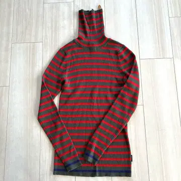 폴스미스 그레이/레드 스트라이프 하이넥 스웨터 폴스미스