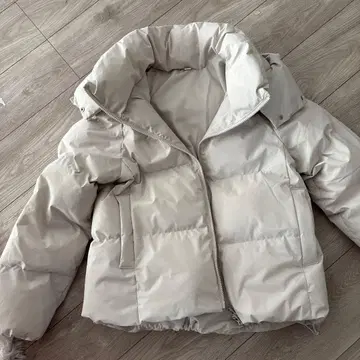 이번 시즌 GU 아이보리, 화이트 숏 다운 자켓