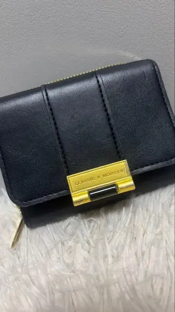 블랙 3단 폴더형 지갑 골드 컬러 금장 장식 포함