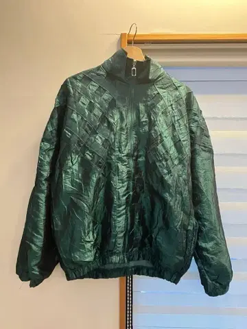 반짝반짝 눈에 띄는 그린 자켓