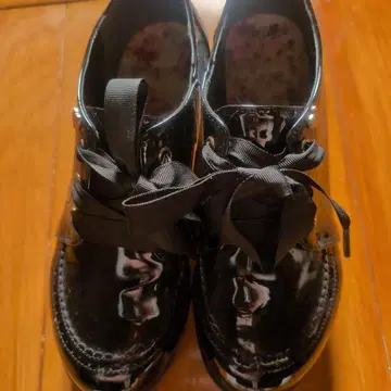 에나멜 블랙 로퍼