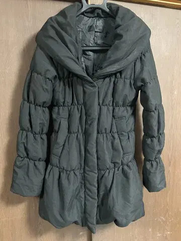 후드 부착 블랙 다운 자켓