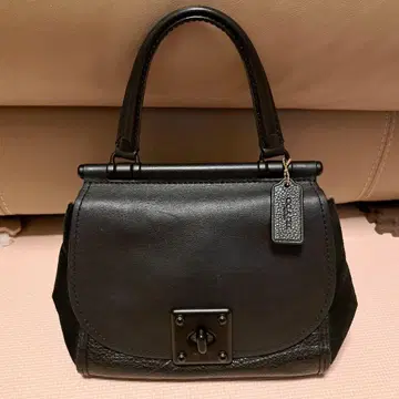 블랙 가죽 핸드백