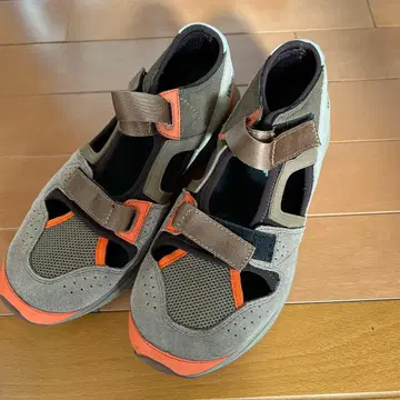 White Mountaineering 스포츠 샌들 그레이/오렌지