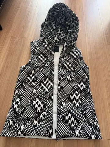 기하학 패턴 후드 부착 슬리브리스 베스트